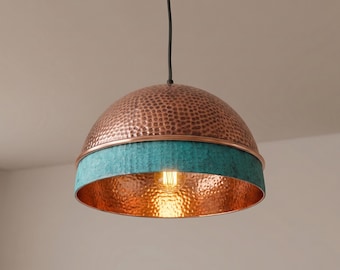 Lampada a sospensione in rame con finitura verderame, realizzata a mano, ideale per l'illuminazione della cucina.