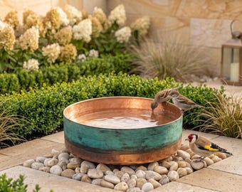 Vaschetta per uccelli in rame realizzata a mano, finitura verde rame, moderna ciotola per acqua da giardino.