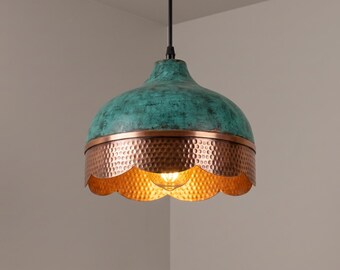 Lampadario a sospensione artigianale in rame martellato, plafoniera vintage a cupola per sala da pranzo.