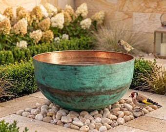 Vaschetta per uccelli in rame marocchina, ciotola in metallo realizzata a mano, elemento decorativo artigianale per il giardino.
