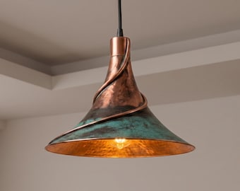 Lampadario a sospensione in rame martellato, illuminazione industriale in metallo, finitura verderame.