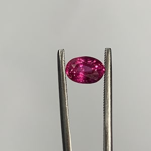 Zertifizierter Rubin, 0,98 Karat, natürlicher Madagaskar-Rubin, oval geschliffen, facettiert, loser Edelstein