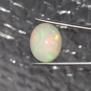 Opal Welo 5,95 karata biały kaboszon etiopski, owalny wielokolorowy kamień szlachetny ognisty (kamień urodzinowy października)