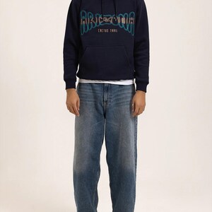 Sudadera con capucha estampada azul marino para hombre, sudadera informal de corte regular, estilo urbano clásico de moda streetwear.