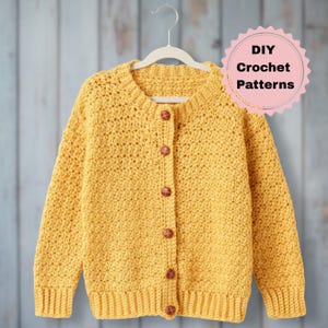 Könnte beinhalten: Eine gelbe Häkeljacke mit braunen Knöpfen hängt an einem weißen Kleiderbügel. Die Strickjacke hat ein strukturiertes Stichmuster und gerippte Bündchen und Saum. Eine rosa-weiße Grafik in der oberen rechten Ecke zeigt "DIY Crochet Patterns."