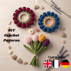 Può includere: Due ghirlande circolari all'uncinetto con motivi di tulipani rosso scuro e blu, insieme a un bouquet di quattro tulipani all'uncinetto rosa, rosa chiaro, giallo e viola con steli verdi. Il testo recita DIY Crochet Patterns e 3 Languages.