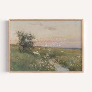 Può includere: Stampa incorniciata di un paesaggio pastorale. L'opera raffigura un campo verde con pecore, un ruscello e un albero. Il cielo è una morbida miscela di colori. Testo del Salmo 23:1-2 scritto in alto.