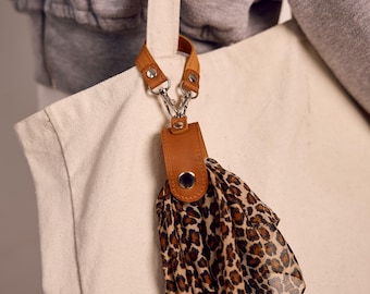 Leather scarf holder for purse, Handbag scarf holder, Scarf keychain for bag, Leather scarf clip, Handmade bag scarf holder, Bag keychain
