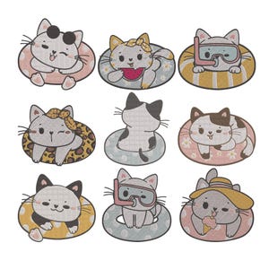 Può includere: Nove toppe ricamate raffiguranti gatti dei cartoni animati in varie pose. Ogni gatto è in un diverso anello gonfiabile, alcuni con accessori come occhiali da sole, fiocchi e cappelli. I gatti hanno diversi schemi di colore ed espressioni.
