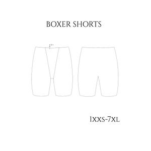 Peut inclure: Un dessin au trait noir et blanc de caleçons montrant les vues de face et de dos. Le texte BOXER SHORTS est centré en haut et le texte 1XXS-7XL est placé en bas à droite. L'illustration présente des contours simples et épurés.