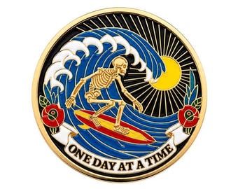 Dawn Patrol - 1,75" nuchterheidsmunt – Serenity Prayer Recovery Medallion | Emaille Surf & Sun-munt