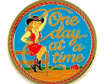 Hola Vaquera - Moneda de Sobriedad - Medallón de Esmalte con Oración de Serenidad