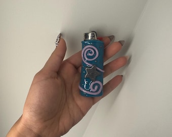 Estuche para encendedor celestial azul hecho a mano / Funda de arcilla con estrellas y remolinos / Estética kawaii Y2K / Bonito regalo novedoso