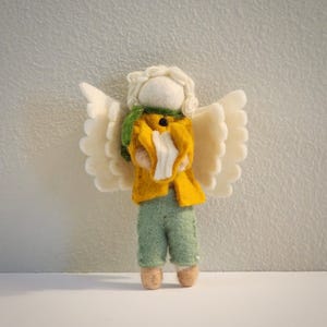 Handgemachter Schutzengel aus Wolle mit Buch, spirituelles Geschenk für Freund, kleiner Bücherwurm Engel-Charm, tröstendes Trauergeschenk, kleines Dekor