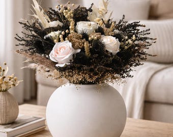 Ramo de flores secas estilo bohemio en tonos marfil oscuro.