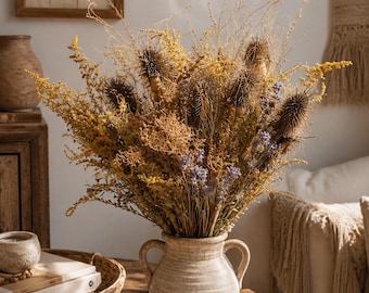 Ramo de flores secas estilo bohemio en jarrón, decoración rústica para el hogar, arreglo de cardos, ramo de lavanda y flores silvestres, centro de mesa estilo granja.