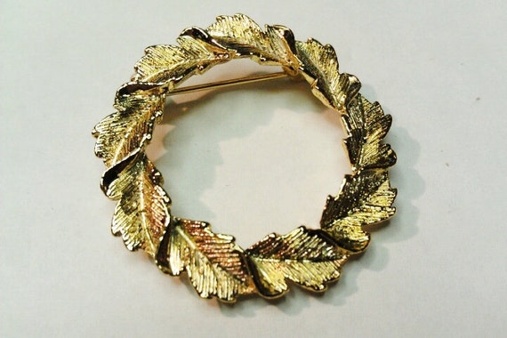 Golden Round Leaf / Wreath Pin / Brooch Signed GE… - image 1