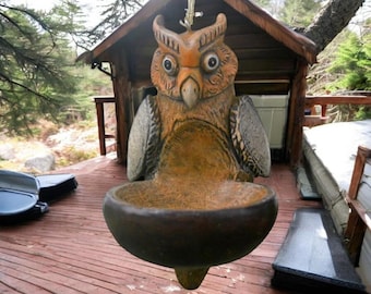 Comedouro de pássaros em forma de coruja para pendurar na parede, decoração de jardim externo, presente para amantes de pássaros, ornamento para pátio e quintal.