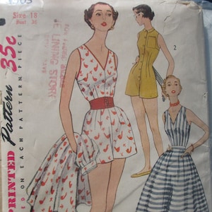 Op de afbeelding: Vintage naaipatroon met illustraties van dameskleding. De ontwerpen omvatten een romper met een rode riem en vogelprint, een gele romper en een gestreepte jurk. Het patroon is gemarkeerd met "Maat 18, Borstomvang 91 cm".