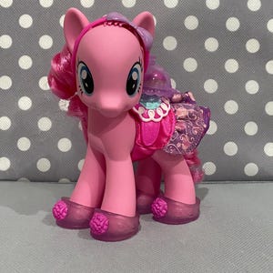 My Little Pony G4 Fashion Style Pinkie Pie Oryginalna seria Wave 1 Vintage MLP Retro Brushable 2010 Różowy balonik do włosów Akcesoria ciasto Buty