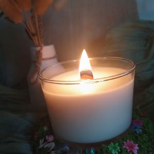 Miniatuur tuinkaars met houten lont en natuurstenen - 150 g | Handgemaakte kaars op plantaardige basis, gedroogde bloemen, boho zen decoratie