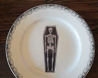 Piatto ceramica vintage ridecorato con soggetto scheletro - diam 22,5cm