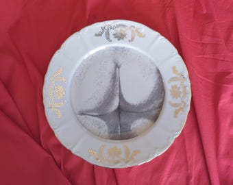 Piattino en porcellana, vintage, ridecorato con soggetto "sedere" - diam 20 cm