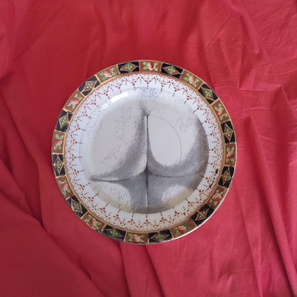 Piattino in porcellana, vintage, ridecorato con soggetto "sedere" - diam 18cm