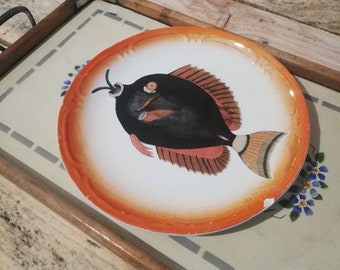 Piatto in ceramica vintage ridecorato Collezione "Sweet imperfections" pesce nero - diam circa 18,5 cm