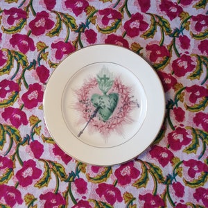 Piattini in porcellana e ceramica vintage ridecorati con soggetto Cuore Sacro diam circa da 18 a 20 cm image 1