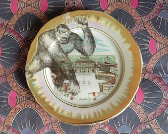 Piattino vintage in porcellana, ridecorato, "King Kong a Roma" diga 15cm