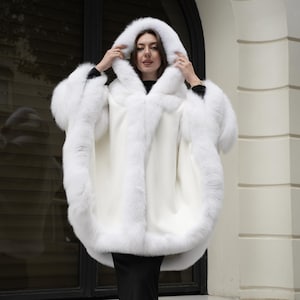 Luxus weißer Kaschmir Umhang mit echtem Fuchspelzbesatz - Braut Hochzeit Schal