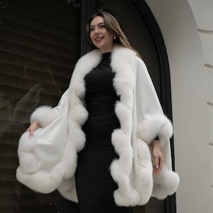 Handgefertigtes Kaschmir Wolle Cape | Weißer Fuchs Pelzstreifen, Eleganter Wintermantel