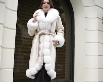 Cappotto vintage in lana di visone con finiture in pelliccia di volpe: capospalla invernale bianco per donne eleganti