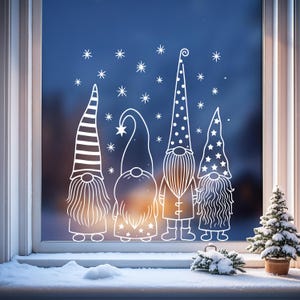 Puede incluir: Contorno blanco de cuatro gnomos con sombreros largos y barbas en una ventana. Los gnomos están de pie en fila con copos de nieve encima. Un pequeño árbol de Navidad en una maceta está en el alféizar, con nieve.