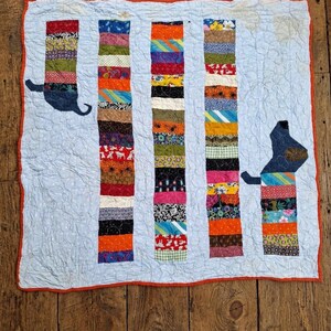 Vintage handgemaakte patchwork babydeken met honden- en dierenapplicaties en kleurrijke sterren aan de achterkant, 96,5 x 102,5 cm