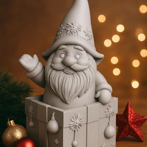 Könnte beinhalten: Eine graue Weihnachtszwergfigur, die aus einer Geschenkbox auftaucht, mit langem Bart und spitzem Hut, der mit Schneeflocken verziert ist. Die Box ist mit Schneeflocken- und Ornamentdetails verziert. Ein roter Stern und goldene und rote Kugeln sind in der Nähe.