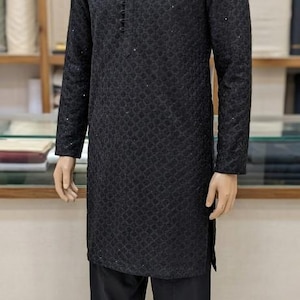 Puede incluir: Un juego de tres tazas de cerámica con acabado mate moteado. Las tazas son de color crema, gris claro y gris oscuro. Cada taza tiene un diseño simple y minimalista, ideal para café o té.