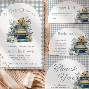 Può includere: Set di inviti e biglietti per baby shower con motivo a quadretti blu e bianco. L'invito presenta il testo "A New Chapter" e i dettagli dell'evento. I biglietti includono "Diaper Raffle", "Books for Baby" e "Thank You" con un'illustrazione di orsacchiotto e libro.