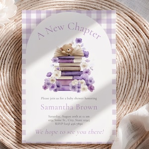 Può includere: Invito per baby shower con bordo a quadretti viola e bianco. L'invito presenta una pila di libri con un orsacchiotto e fiori, con il testo "A New Chapter". L'invito include il nome Samantha Brown, la data, l'ora e le informazioni RSVP.