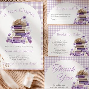 Puede incluir: Un conjunto de invitaciones y tarjetas para baby shower con un patrón de cuadros vichy morado y blanco. La invitación principal dice "Un nuevo capítulo" e incluye los detalles del evento. Otras tarjetas incluyen "Diaper Raffle", "Books for Baby" y "Thank You".