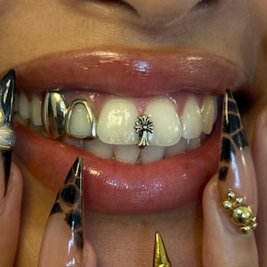 Puede incluir: Un letrero de madera hecho a mano con la palabra "Welcome" en un estilo manuscrito. El letrero está pintado de blanco con un acabado envejecido, y un pequeño corazón decorativo está adjunto. Diseñado para uso en interiores o exteriores.