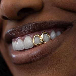 Kundenspezifisches Gold oder Silber einzelnes offenes Gesichts-Fenster-Zahn Grillz