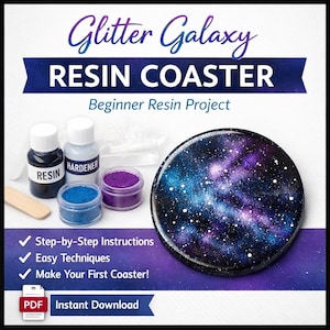 以下が含まれることがあります： 「Glitter Galaxy RESIN COASTER Beginner Resin Project」のテキストが入った樹脂コースターキット。 キットには、樹脂、硬化剤、青と紫のグリッター、木製のミキシングスティックが含まれています。 コースターは、青、紫、白の色を使った銀河のデザインです。
