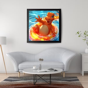 Puede incluir: Una impresión de arte mural cuadrada y enmarcada que muestra una criatura bípeda de color naranja brillante con una barriga color crema y una llama en la cola, flotando en un flotador a rayas amarillas y naranjas sobre agua azul brillante.