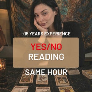Könnte beinhalten: Ein Tarotkarten-Leseservice mit dem Text +15 YEARS EXPERIENCE, YES/NO READING und SAME HOUR. Das Bild zeigt eine Sammlung von Tarotkarten, die auf einer dunklen Oberfläche ausgelegt sind, mit einer Person hinter den Karten.