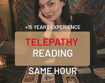 Puede incluir: Un anuncio de servicio de lectura de telepatía con el texto +15 YEARS EXPERIENCE, TELEPATHY READING y SAME HOUR. La imagen muestra una colección de cartas del tarot dispuestas sobre una superficie oscura con varias figuras y símbolos.