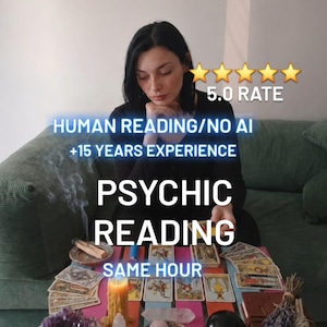 Op de afbeelding: Een advertentie voor een paranormale lezing met de tekst 5.0 RATE, HUMAN READING/NO AI, +15 YEARS EXPERIENCE, PSYCHIC READING en SAME HOUR. De opstelling bevat tarotkaarten, een brandende kaars, kristallen en een zwarte bol.