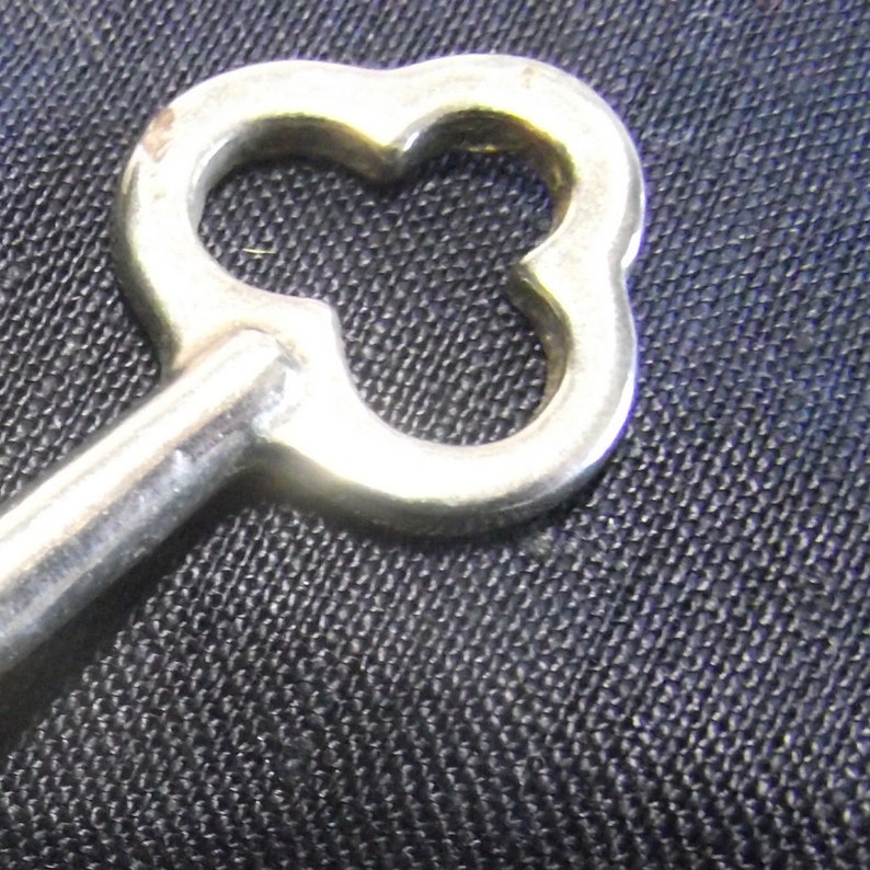 straight shank widens to a /'stop/' simple E shape lock head Vintage silver toned key 3ins long nice shamrock shaped bow KEYSUNK12.7-4.73