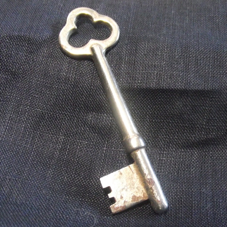 straight shank widens to a /'stop/' simple E shape lock head Vintage silver toned key 3ins long nice shamrock shaped bow KEYSUNK12.7-4.73